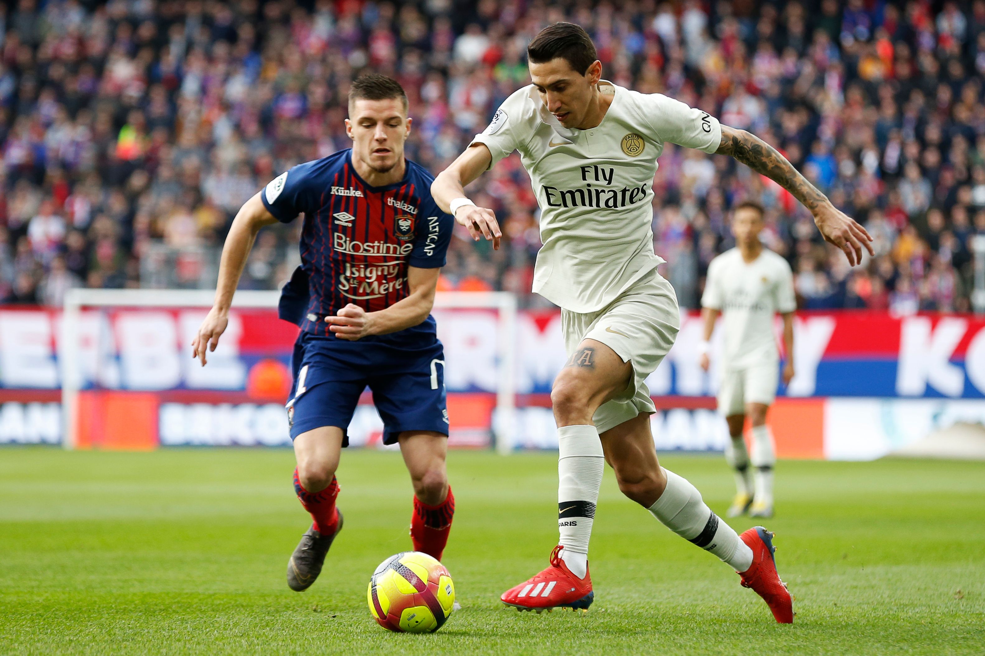 詹皇赛场怒瞪队友！连东契奇都难承受的表情，顿时惹争议